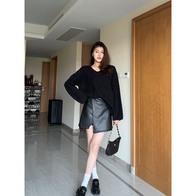 Zhang Axing 2023 autumn and winter new style shiny and versatile lazy V-neck twist knitted sweater