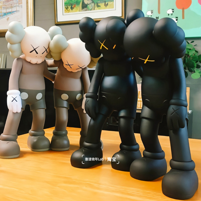 MAND KAWS Along the Way doll Kwas trendy hand -run desktop