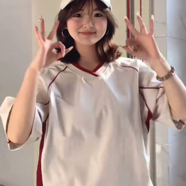 2025 new national trend brand spliced ​​contrasting color V-neck jersey short-sleeved T-shirt for women loose college style rag-sleeved top