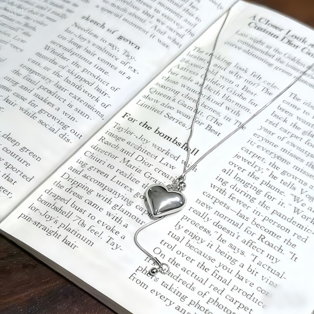 Minimalist silver love pendant necklace for women in autumn and winter, light luxury and high-end titanium steel pull-out long sweater chain accessories