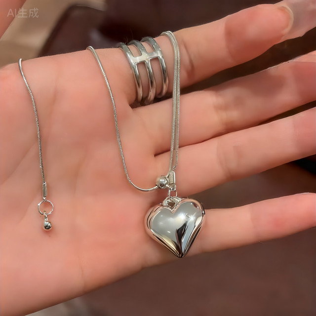 Minimalist silver love pendant necklace for women in autumn and winter, light luxury and high-end titanium steel pull-out long sweater chain accessories