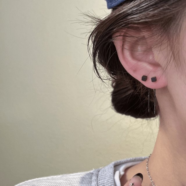 Black geometric square ear cable 2024 new popular earrings and ear piercing temperament personality high-end earrings earrings
