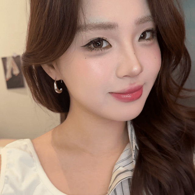 Irregular C-type water drop earrings for women 2025 new hot model face-showing small earrings niche design high-end earrings
