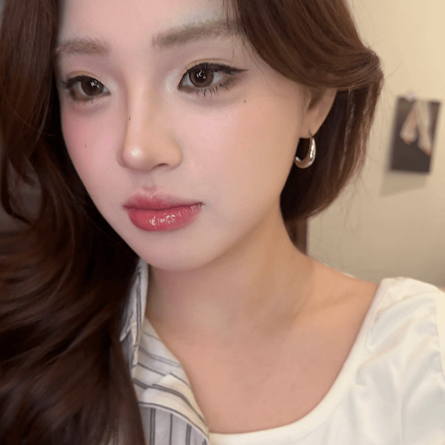 Irregular C-type water drop earrings for women 2025 new hot model face-showing small earrings niche design high-end earrings
