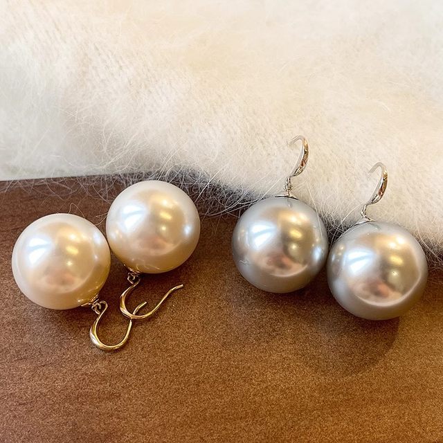 High-heeled shoes, large pearl earrings, women's light luxury, high-end, temperament and atmospheric earrings 2025 new earrings, white earrings