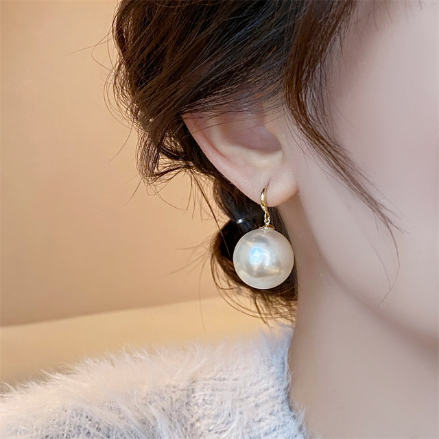 High-heeled shoes, large pearl earrings, women's light luxury, high-end, temperament and atmospheric earrings 2025 new earrings, white earrings