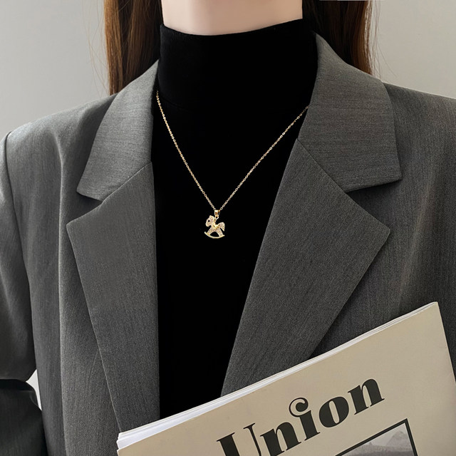 The new 2025 clavicle chain simple temperament trend autumn and winter accessories