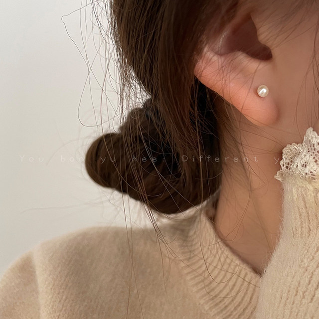 Natural freshwater pearl earrings for women 2025 new hot ear piercing earrings high-end mini small ear accessories