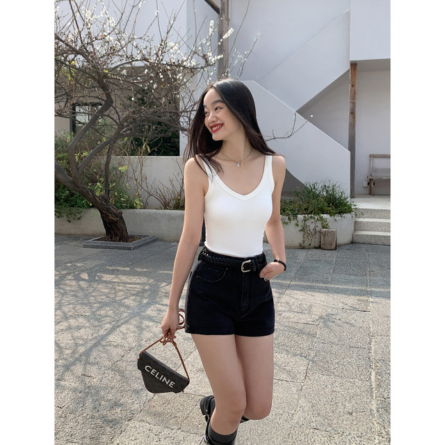 Pusumede with chest pad V -neck suspended female summer design sense of contrasting slim niche niche tattoo shirt
