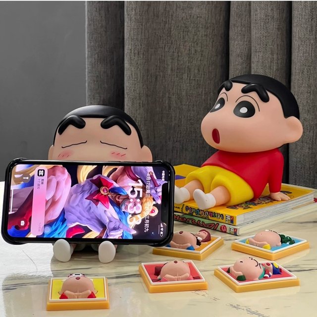 Crayon Shin-shirt mobile phone stand desktop ornament figure model lazy mobile phone seat cute doll trendy toy gifts for friends fun personalized creative mobile phone stand