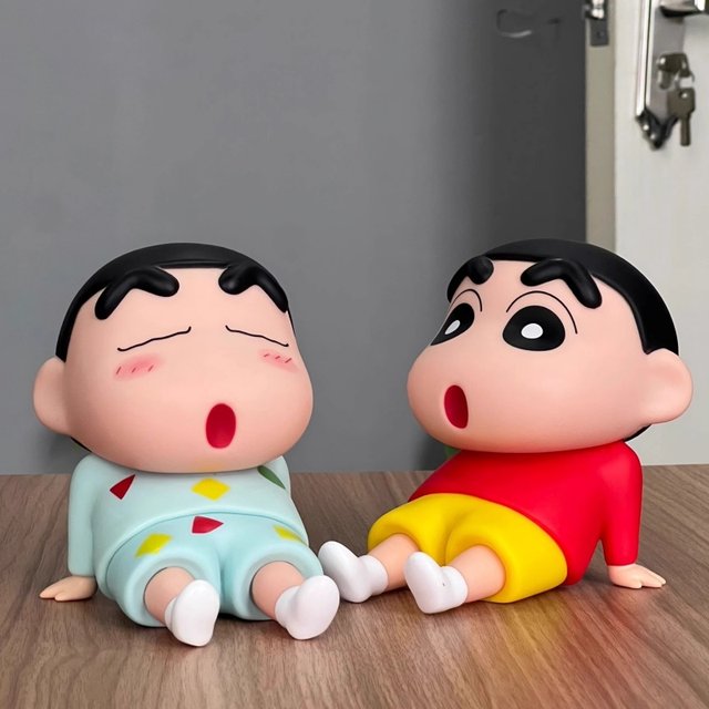 Crayon Shin-shirt mobile phone stand desktop ornament figure model lazy mobile phone seat cute doll trendy toy gifts for friends fun personalized creative mobile phone stand