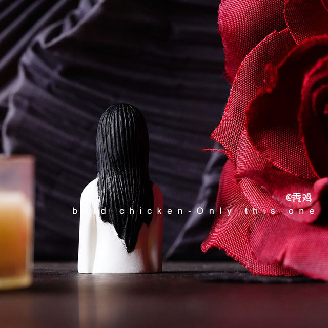 Bored! Putting a Sadako on her girlfriend! She pranks her small ornaments on the work station to decompress her emotions and decorate the desktop decoration.