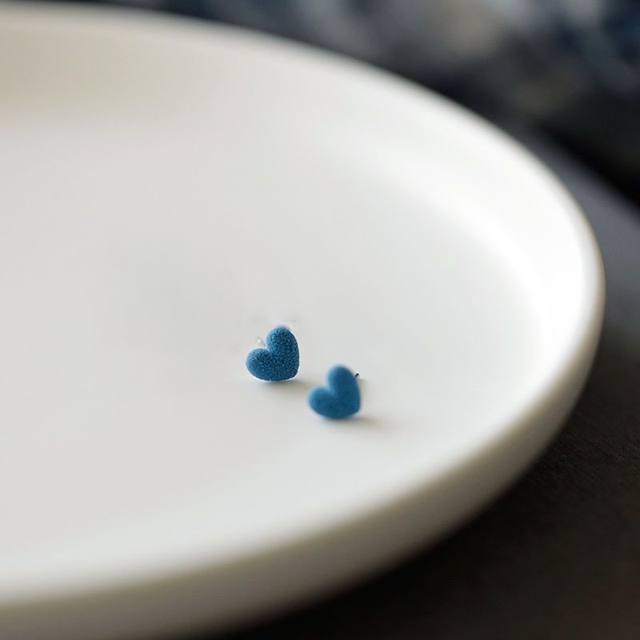 Gorgeous~Autumn and winter earrings, high-end retro love niche frosted peacock blue Klein blue ceramic earrings