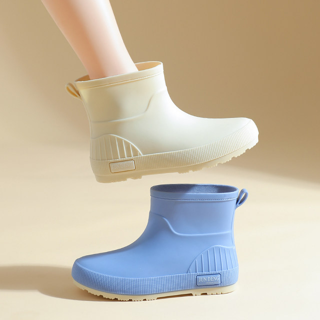 New water shoes, comfortable, fashionable and versatile, short-cut, low-cut, stylish rain boots, casual rain boots, warm, non-slip, waterproof rubber shoes