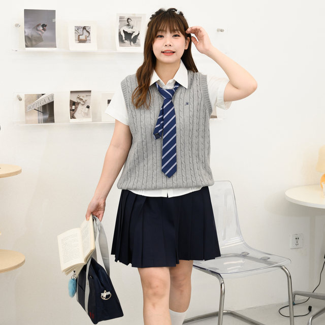 Ache's big size jk original fat mm college style V-neck knitted vest sleeveless twist sweater looks thin in spring and autumn