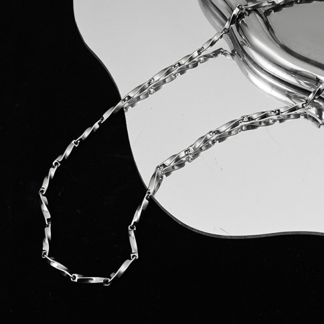 Wearable Möbius ring titanium steel necklace in the shower, men's trendy niche design, cold style hip-hop couple clavicle chain