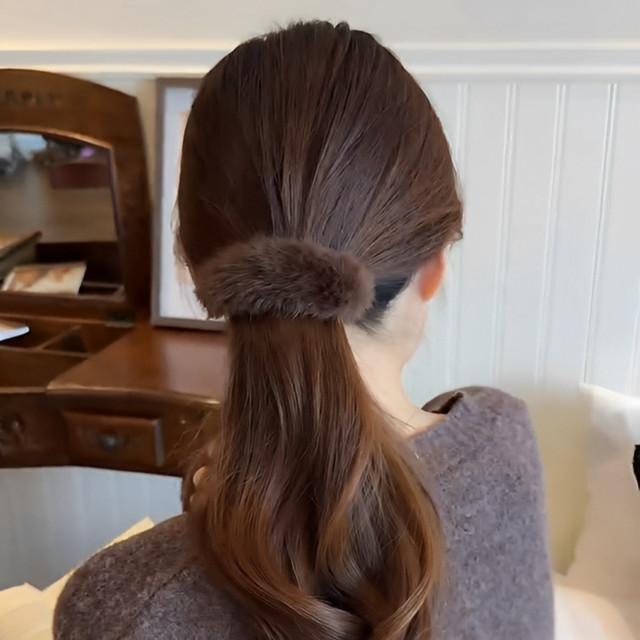 Autumn and winter water mink plush hair clip female back of the head of the head grabs a word twisting clip 2024 new horizontal chipper issuing card
