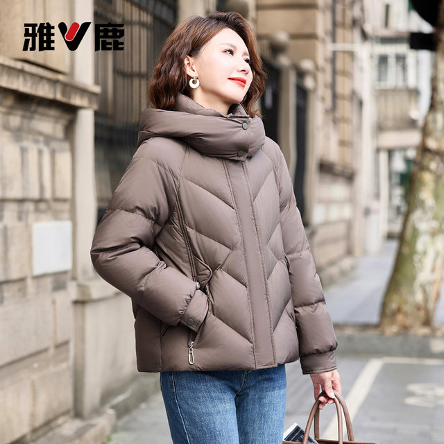 Yalu mom short down jacket women's 2025 winter new style middle-aged and elderly zipper pocket hooded style top