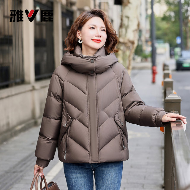 Yalu mom short down jacket women's 2025 winter new style middle-aged and elderly zipper pocket hooded style top