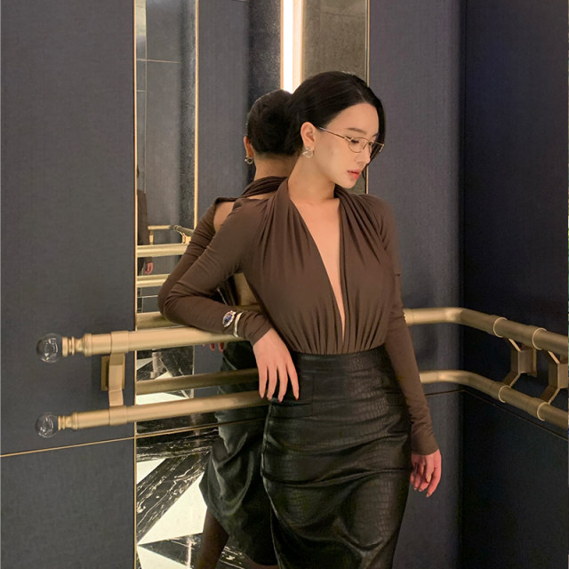 Sister Sun Zhihui's outline sexy outfit wearing deep V-leading green long-sleeved backless jumpsuit top for women
