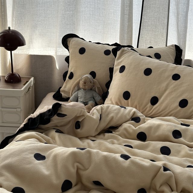 Gentle retro ins simple polka dot black lace milk velvet four-piece winter coral velvet four-piece bed sheet set