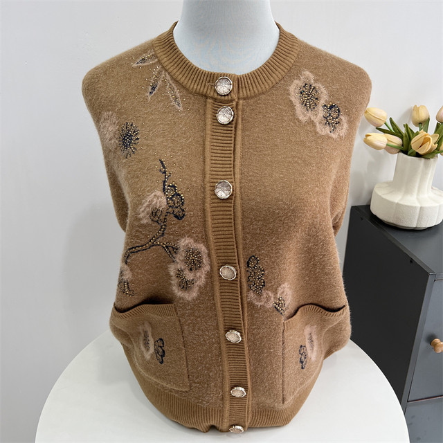 Middle-aged and elderly plus velvet sweater coat grandma winter clothing thickened knitted cardigan mother autumn and winter new elderly clothes