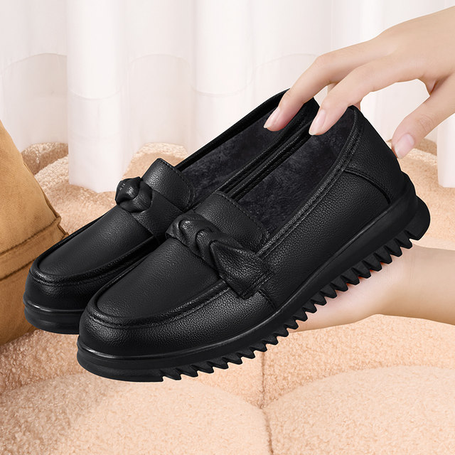 KFC non-slip work shoes, women's leather shoes that won't tire your feet after standing for a long time, winter warm plus velvet waterproof soft-soled mother's cotton shoes