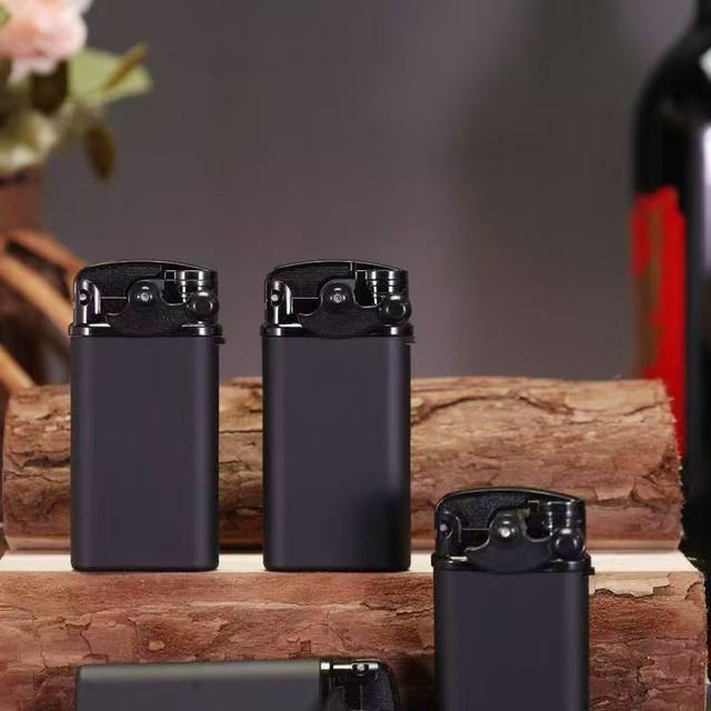 Metal iron shell rubber straight blue flame lighter household retail wholesale disposable windproof lighter inflatable