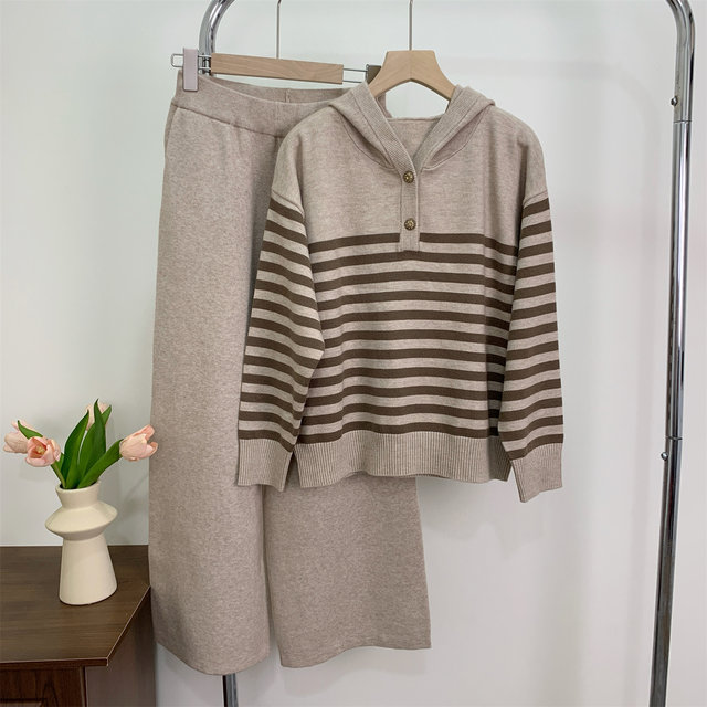 Mom's autumn casual sportswear suit 2025 new middle-aged and elderly women's spring and autumn striped sweatshirt knitted two-piece set