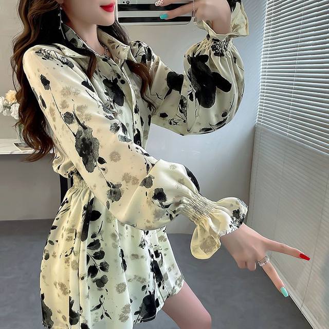 Design sensory folds, loose waist, long waist, long top, female covered buttocks, beautiful printed shirt horn sleeve shirt