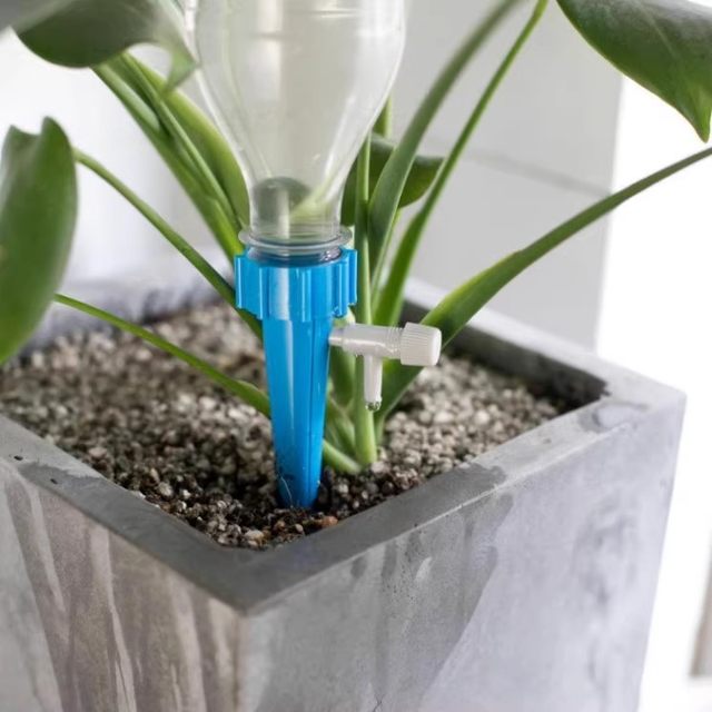 Lazy automatic flower watering artifact automatic watering adjustable drip watering watering device water seepage timed gardening home use
