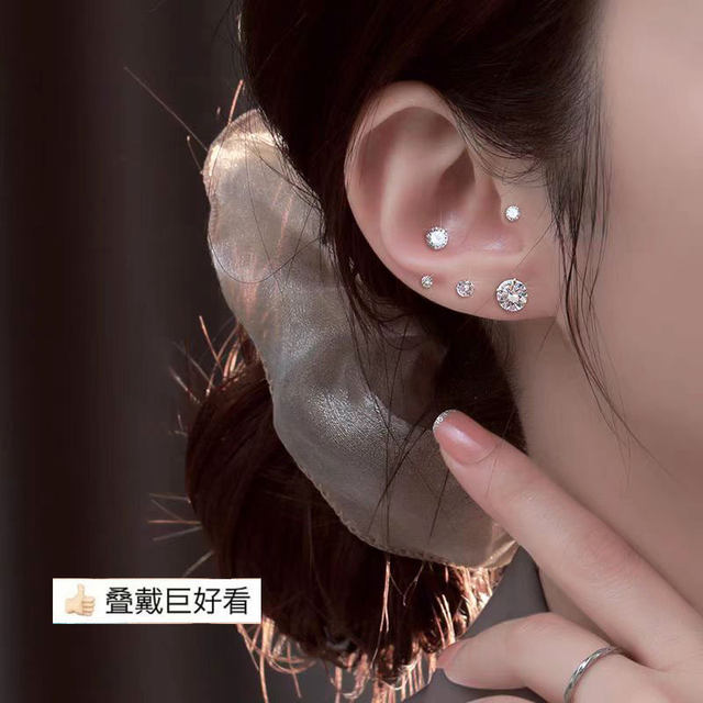 Exquisite super flash earrings for women's ear piercing light luxury high-end earrings 2025 new popular ear bone nail temperament ear decoration
