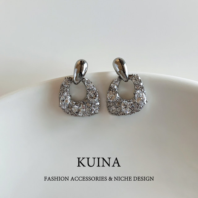 French light luxury geometric full diamond earrings, feminine earrings, fashionable and high-end earrings, exquisite small fragrant earrings