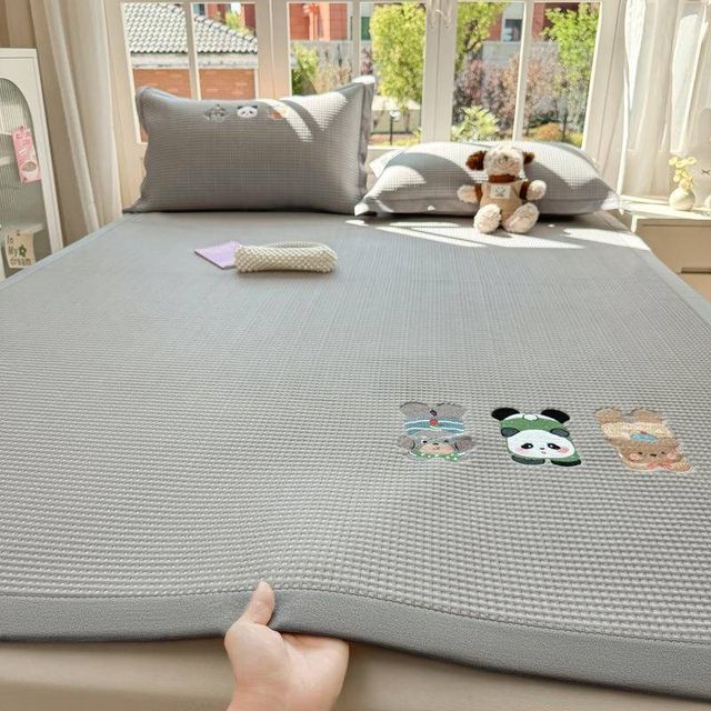 
Bed Category A Student Maternal and Infant Summer Mat Cool Feel Ice Bean Category A Student Bean Ice Cool Mat Three-piece Silk Mat Style