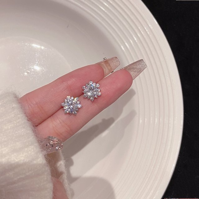 Galaxy niche snowflake zircon earrings mosquito coil disc ear clip female temperament exquisite earrings sparkling earrings