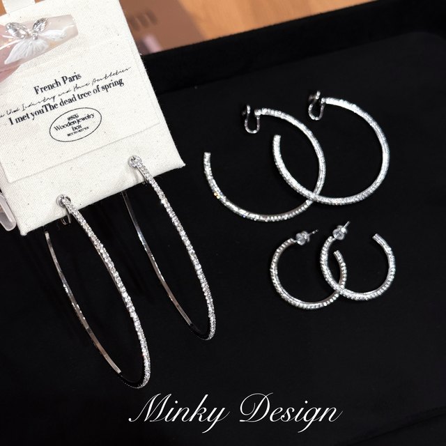 I'm looking forward to meeting the face-showing small circle temperament earrings, mosquito coil earrings, women's exaggerated temperament earrings, large circles