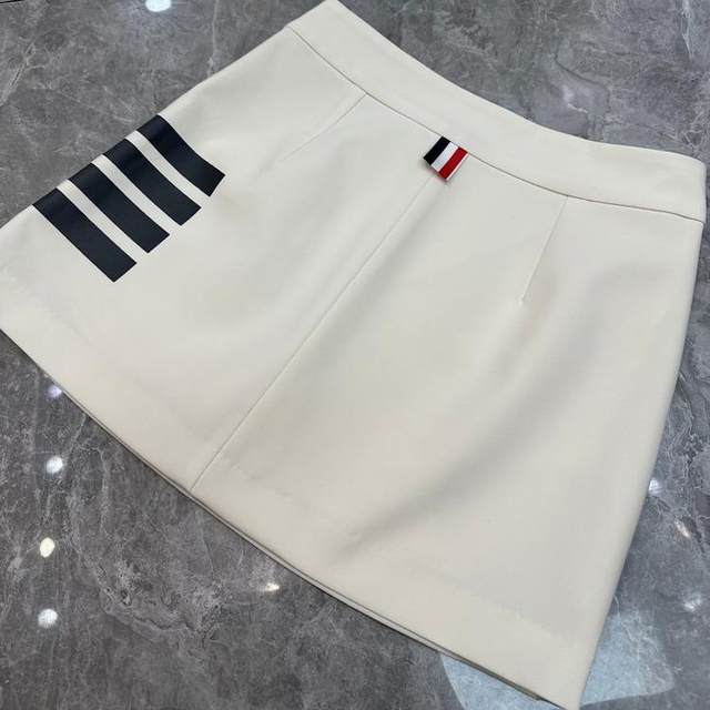 Simple and classic striped print commuting casual anti-exposure short skirt European and American skirt 2025 spring and summer
