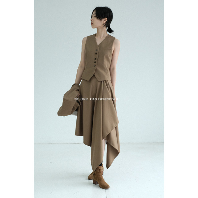 With her original niche design Hong Kong wind, handsome high waist, high waist irregular workplace street drooping A -shaped suit skirt