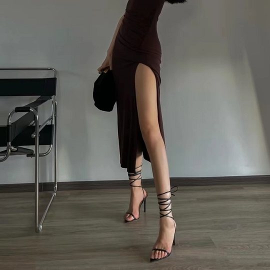 Tacones altos con correa para el verano con faldas 2025, nuevo estilo de hadas de nicho, sandalias sexys con punta abierta y tacón de aguja para mujer