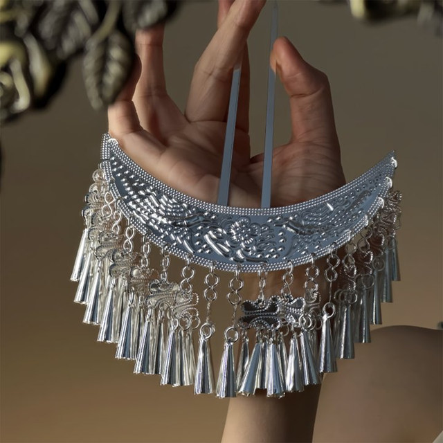 
Silver Bell Dream ~ Ethnic style headdress Crescent tassel U-shaped hairpin for women with sling hair Miao silver hairpin hairpin hairpin hairpin hairpin hairpin