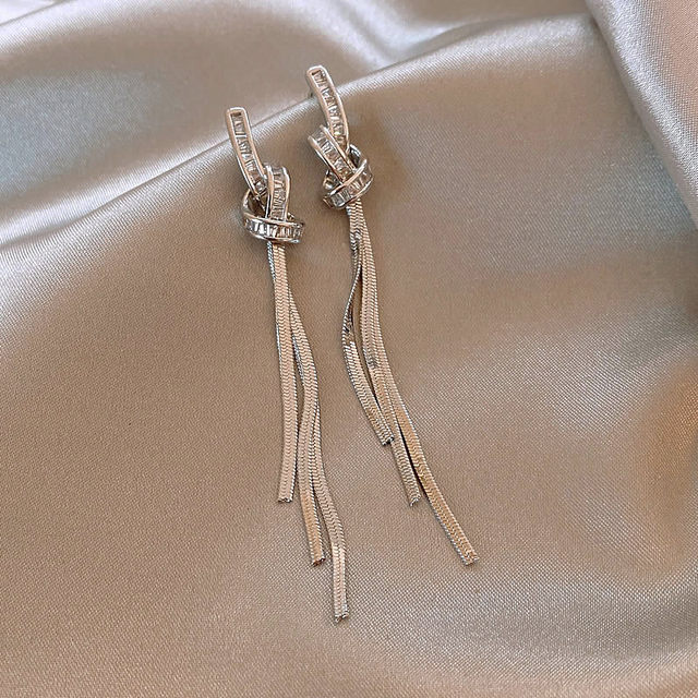 Long pearl tassel earrings for women, light luxury temperament earrings 2025 new hot style high-end autumn and winter ear clip earrings