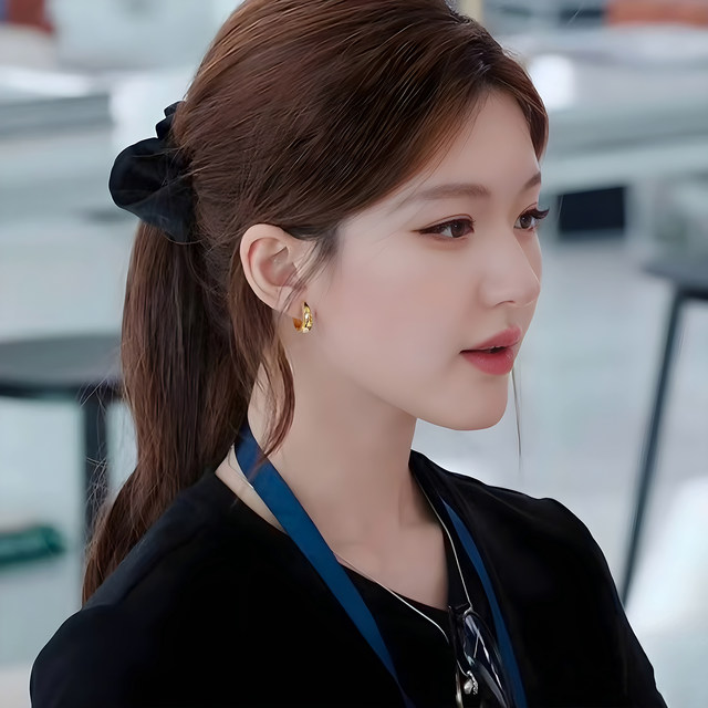 Zhao Lusi's same golden temperament earrings for women 2025 new high-end light luxury earrings autumn and winter earrings earrings