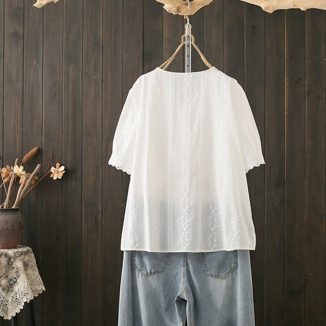 Summer large size 200 Jin [Jin equals 0.5 kg] Lace neck short-sleeved cardigan fat mm lace design white shirt beautiful small shirt