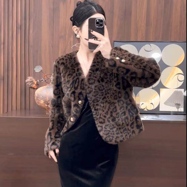 Light luxury fur one-piece jacket leopard print warm and high-end 2024 winter small V-neck imitation mink vintage cardigan