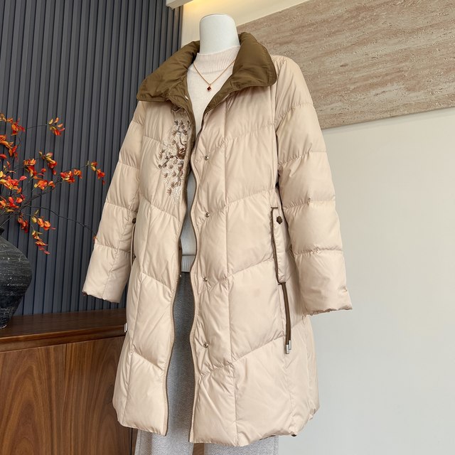 Fashionable and temperamental mother's clothing new winter long down jacket cardigan middle-aged and elderly women warm 90 white duck down jacket