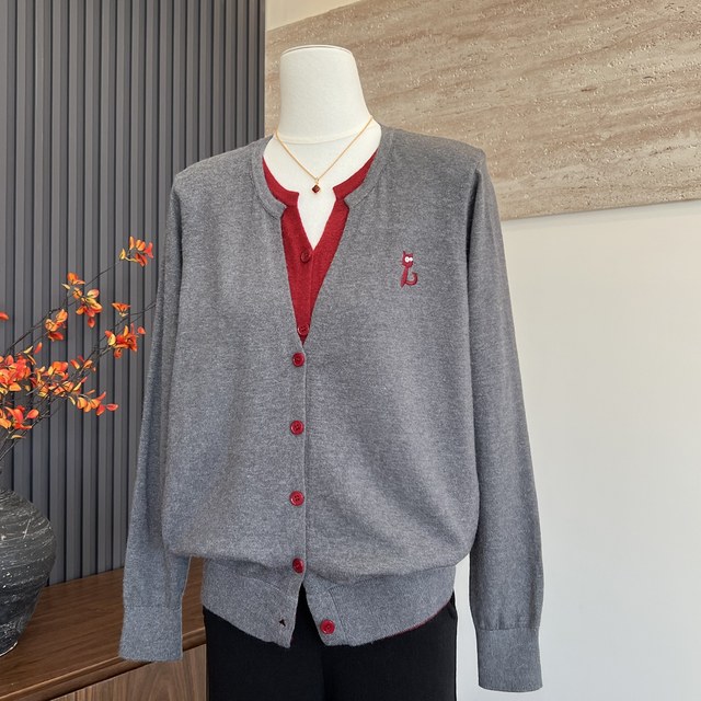 Autumn new mother's knitted cardigan top fashionable and stylish middle-aged women's casual sweater fake two pieces