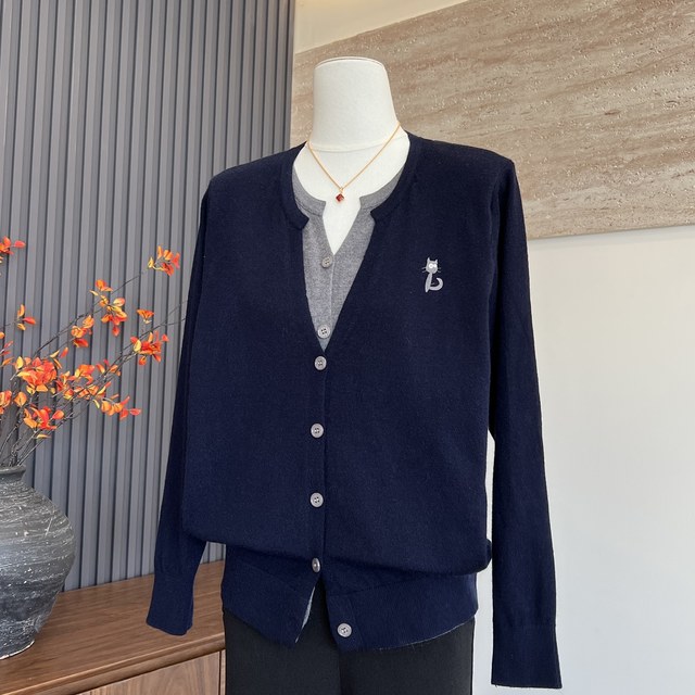 Autumn new mother's knitted cardigan top fashionable and stylish middle-aged women's casual sweater fake two pieces