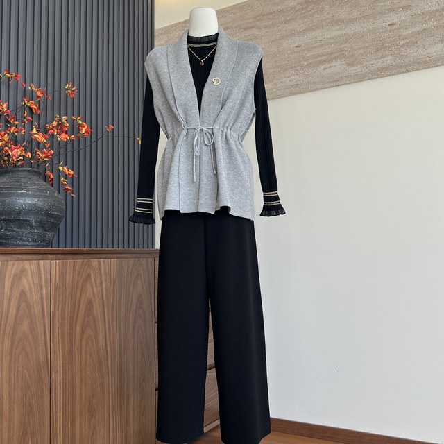 New mother's clothing spring and autumn knitwear, stylish and stylish three-piece suit for middle-aged and elderly women, elegant waist-slimming suit