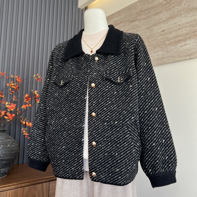 Fashion new mother's clothing autumn and winter imitation wool button cardigan middle-aged and elderly ladies versatile temperament thick coat