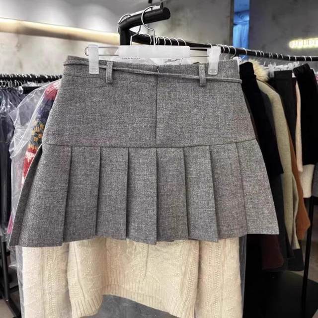 South Korea's Dongdaemun 2024 Autumn and Winter new retro high waist strap shows thin pleated folds skirt women's short skirt
